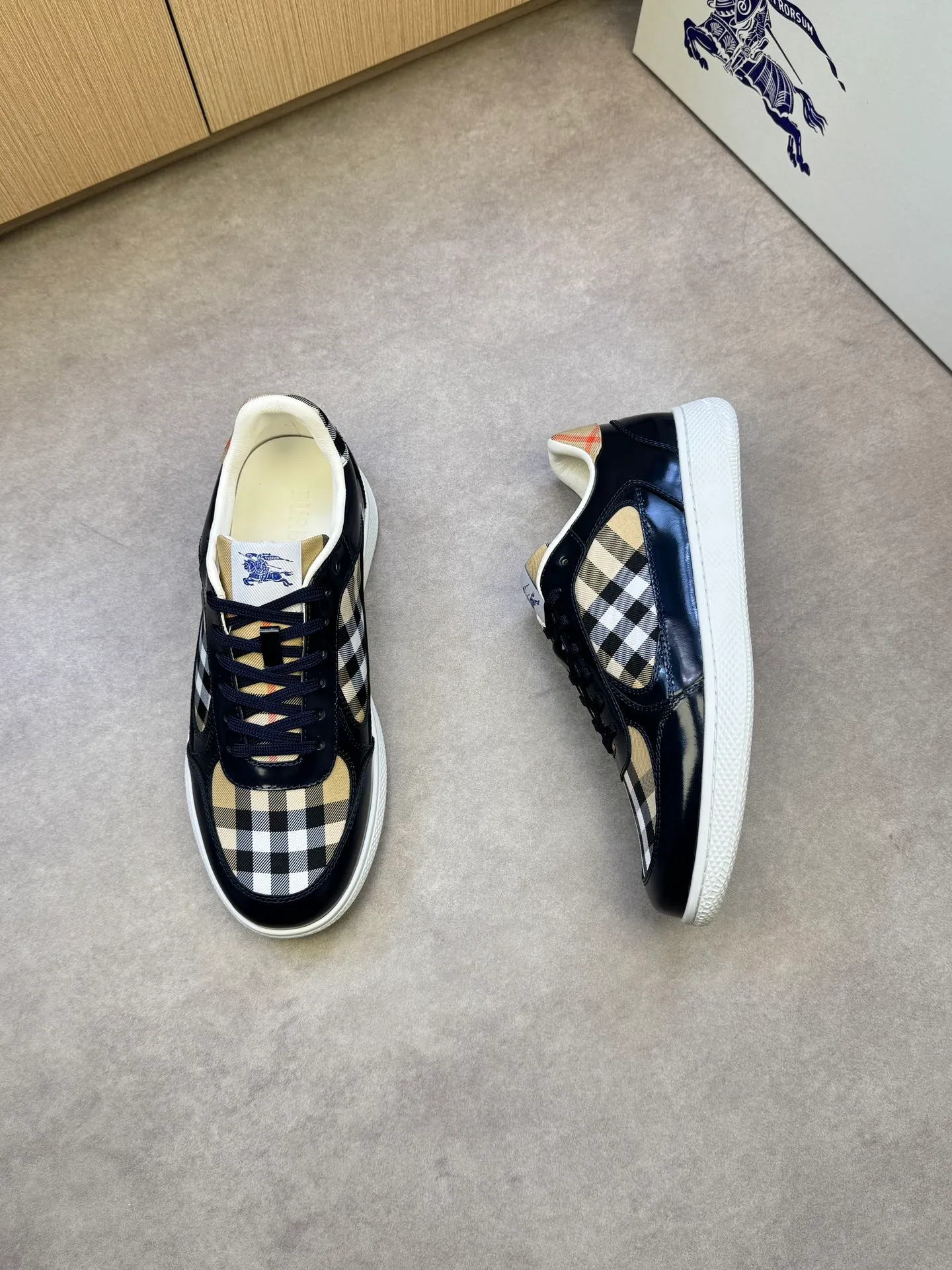 P400 [BURBERRY] Burberry casual sports sneakers - Upper: imported 🔝 open edge beaded calfskin, brand totem cloth, tongue brand cloth label - Inner: water-dyed cowhide - Outsole: ultra-light TPR rubber; two-color molded outsole - Super high quality control·Fine workmanship: highlighted (high-end, extravagance, grade) -Size: 38-44 (Male 45, can be customized)·BBR0372